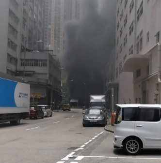屯門山景邨對開有電單車起火。網民Hores Cheung圖片