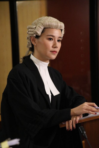 黃翠如飾演強悍冷面律師。