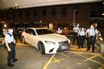 警員於停在急症室外的涉事私家車圍封調查。