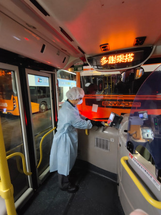 龍運安排員工徹底清潔及消毒E33線的巴士車廂。 龍運提供