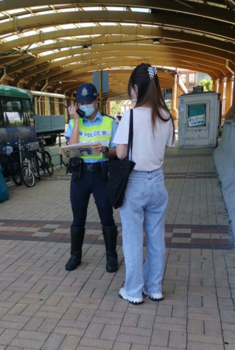 新界北警方连续两日打击行人乱过马路。警方图片