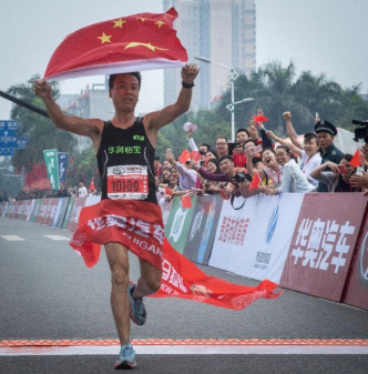 内地赛跑选手经常都会披著国旗冲线。新华社图片