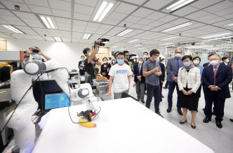 林郑月娥（右三）在廖长城（右一）和史维教授（右四）陪同下，参观郑家纯机器人研究所。政府新闻处