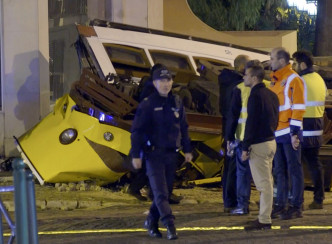 葡萄牙里斯本一架電車出軌翻側，至少28人受傷。AP