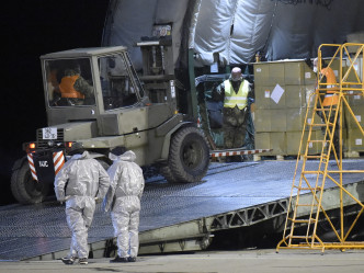 捷克士兵機場卸下中國物資。 AP