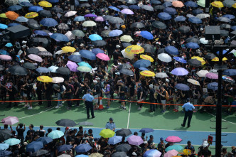 參與遊行的市民響應呼籲，穿上黑衣。