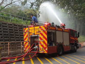 消防車開喉向山邊射水。Paklam Ip圖片