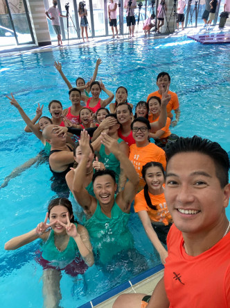 學校內的泳池也是拍攝場地，主持區永權負責影Selfie留念。