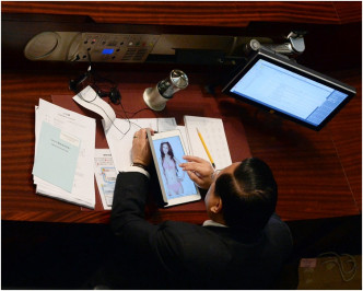 2014年，曾俊華宣讀預算案期間，何俊仁被拍攝到瀏覽放有模特兒寫真照片的網站。