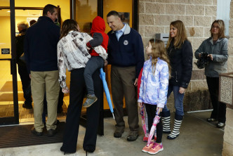 民衆在票站外等候投票。AP图片