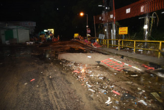 水退後見到村內路面被洪水沖毀，留下一地沙石。