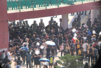 警察在屯門大會堂對出搜查帶口罩人士，惹來大批人士圍觀。屯門好生活fb圖片