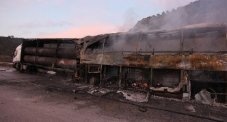 土耳其有巴士撞向货车至少13死20多人伤。网上图片