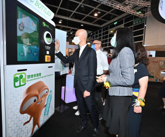 黄锦星并在「资源循环」展区介绍回收塑胶饮料容器的「入樽机」。政府新闻处图片