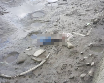 民众在河堤沙洲发现一具无头男尸。网图