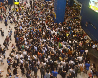 大圍站大量乘客排隊。