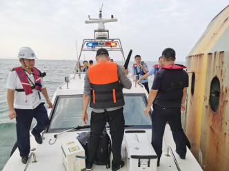 海事執法人員抓獲11名垂釣人員，1名船主，起獲26根魚竿和5箱漁獲。