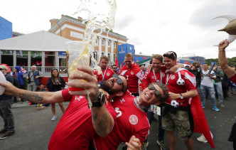 丹麥球迷慶祝先拔頭籌。AP圖片