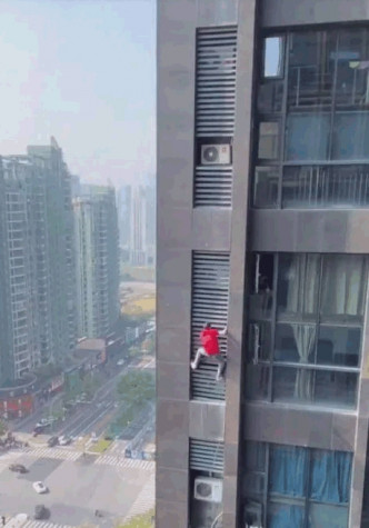 男子在没有任何安全装备下，于17楼徒手爬出窗外维修冷气 。影片截图