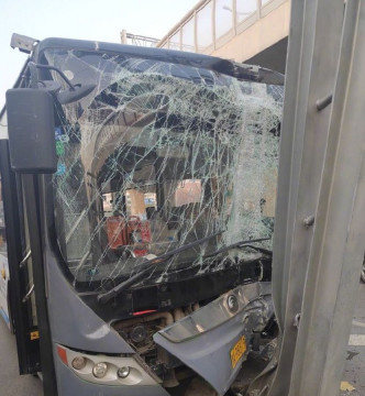 巴士车头挡风玻璃碎裂。网图