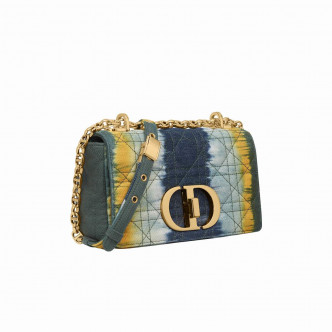 飾以迷幻Tie & Dior圖案的牛仔布Dior Caro Bag/$30,500/Dior。