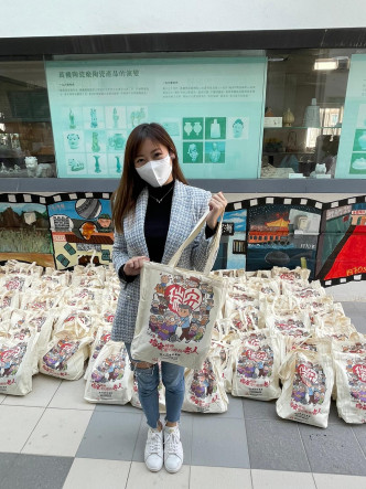 郑杞瑶也帮手准备大批福袋。