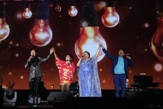 肥妈、黑妹姐2017年11月喺新伊馆曾举行《黑．妈妈笑住唱》香港演唱会，之后仲拍住黎耀祥及阮兆祥走埠。