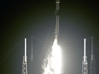 SpaceX發射一枚「獵鷹9號」火箭，並將60顆衛星送入太空。AP