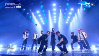SJ一众成员昨日都以06年的舞台造型及扮相表演《U》。