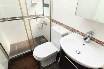 浴室沿用簡約設計，保養不俗。