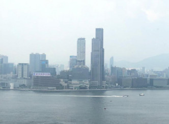 從單位外望，為開揚維港海景，眺望對岸九龍尖沙嘴。