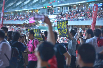 有球迷组成人链举抗议标语支持示威者