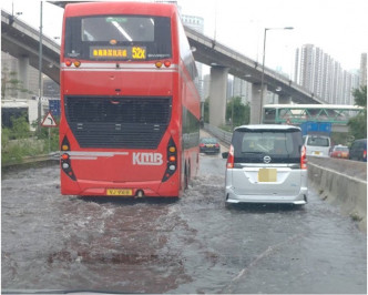 葵涌道上荃灣路黃雨下水浸。圖：網民Martin Lau‎ 香港交通突發報料區