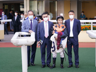 馬主專誠入場撐愛駒「怪獸厨神」，最終贏馬而回。 Curry攝