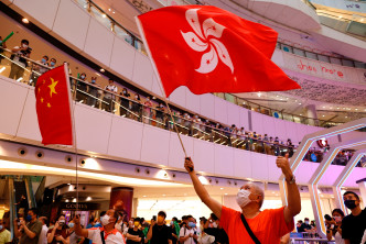 市民在香港观战支持。 Reuters