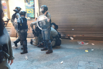 警方制服多名示威者