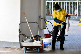清洁工在场消毒清洁大厦。