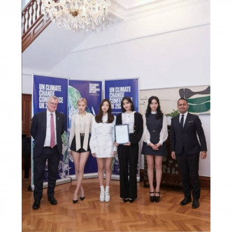 Jennie跟BP队友Lisa、Rose及Jisoo现身驻韩英国大使馆。