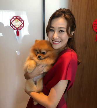 朱智賢分享手抱張家愛犬的照片，留言祝福好姊妹張寶兒。