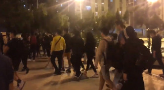 九龍灣晚上有人抗議。網上圖片