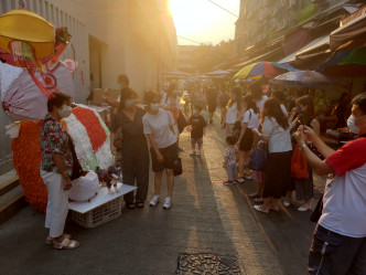 市民可以與街市外的大型兔仔合照。