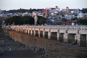 建于宋代的洛阳桥是一座跨海梁式大石桥，素有「海内第一桥」之誉。
