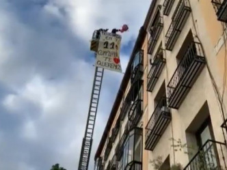 雲梯升起至嫲嫲住所的露台外賀壽。網圖