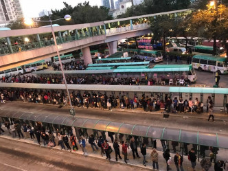 北區小巴站出現過百人等車。網民 On On圖片