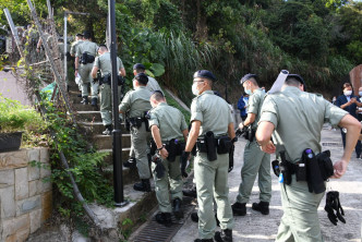 多名機動部隊成員在附近山頭搜索。