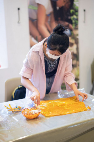 陳校長免費補習天地的同學製作香草曲奇和薑黃扎染，體驗可持續的生活模式。