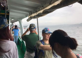 有參觀者即場戴上「遼寧艦參觀紀念」迷彩太陽帽。