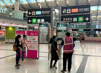 東鐵綫相關車站加派約280名額外職員協助乘客。港鐵提供