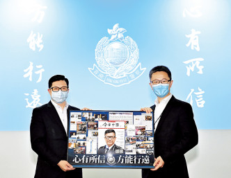 蕭澤頤（右）向鄧炳強分（左）致送紀念品，以表謝意。警方圖片