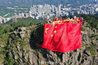獅子山掛大型國旗賀國慶。央視新聞微博圖片